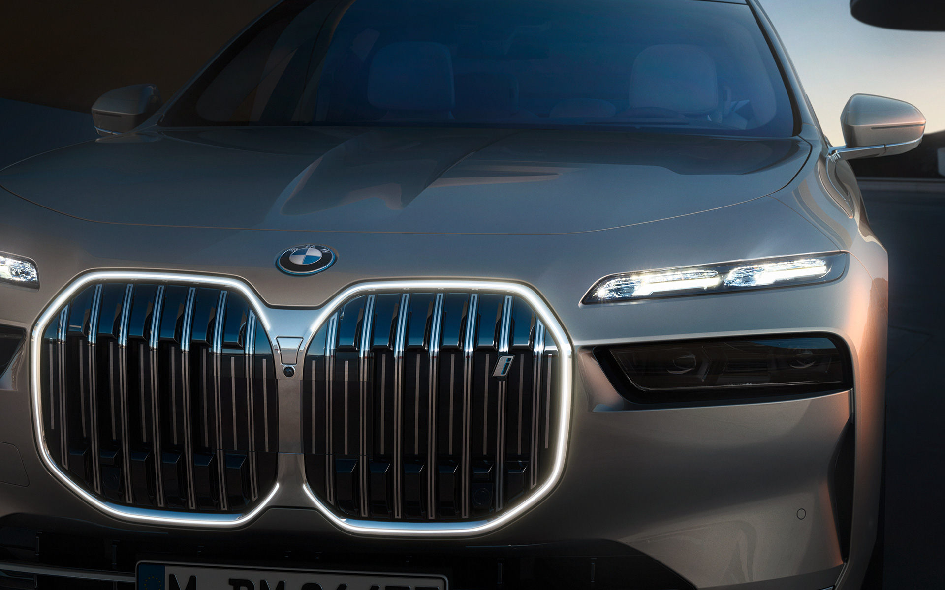 BMW i7 Sedan G70, ytra byrði BMW, kveikt á áherslulýsingu tvískipts grills